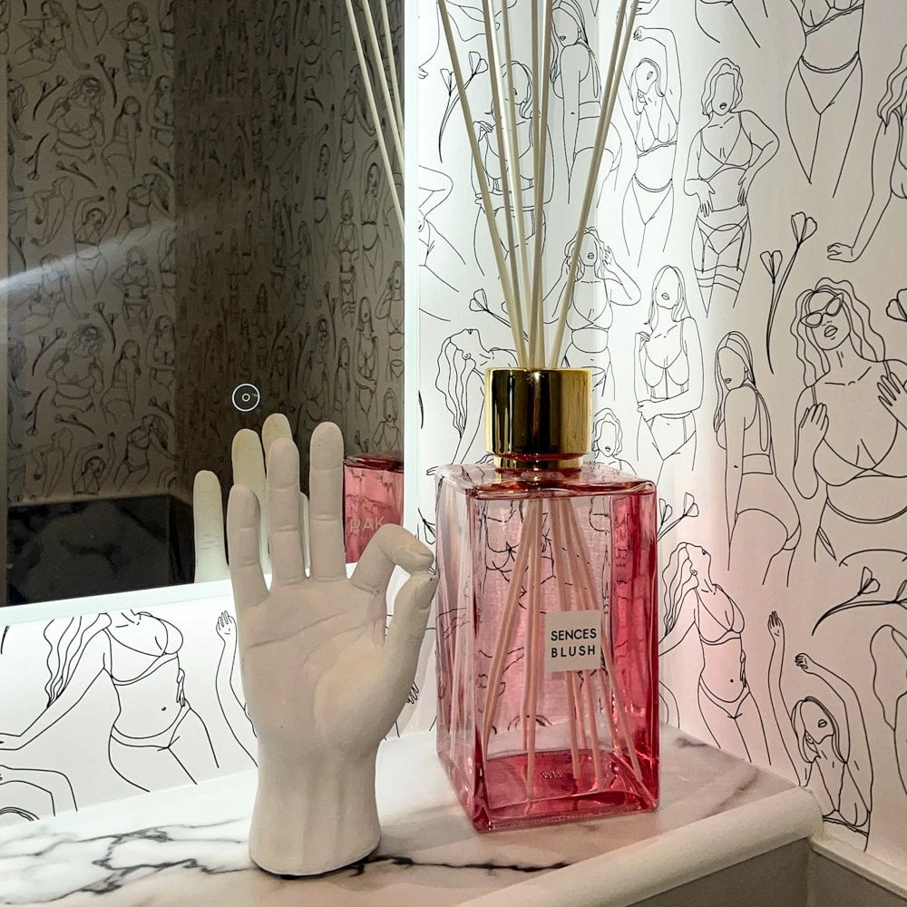 White Resin 'OK' Hand Ornament 6 White Resin 'OK' Hand Ornament - Image 4